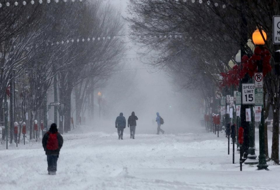 Житель США необычным образом начал бороться со снегом: ошеломляющее видео Житель США необычным образом начал бороться со снегом: ошеломляющее видео