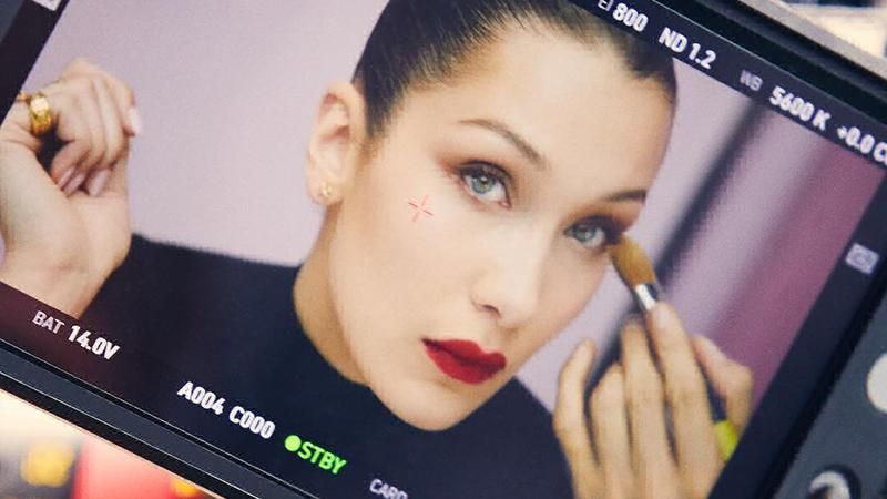 Белла Хадід стала героїнею модного поєдинку у грі: курйозне відео Белла Хадід стала героїнею модного поєдинку у грі: курйозне відео