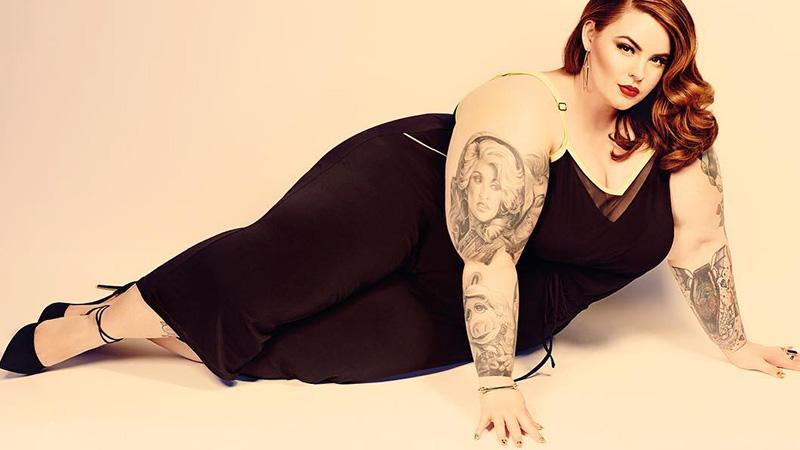 Известная plus-size полностью обнажилась в знак поддержки Марша женщин: фото