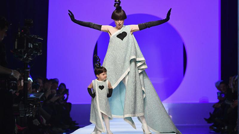 Беременная модель Коко Роша вышла на подиум с 2-летней дочкой: фото и видео