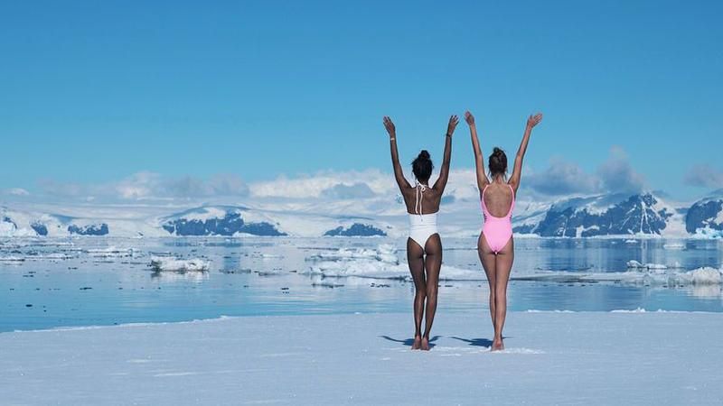 Моделі Victoria's Secret знялися в купальниках на льодяних брилах в океані: захопливі фото 