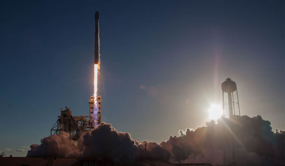 Маск сообщил дату запуска ракеты, которой на орбиту будут возить туристов