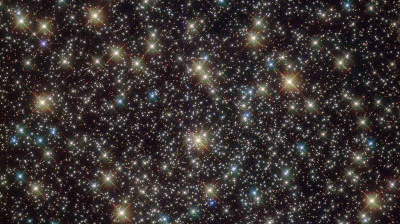 Сотні тисяч зірок з надмасивною чорною дірою в центрі: з'явився новий знімок з "Хаббла"