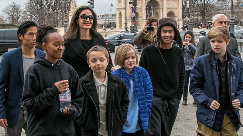 Сімейний відпочинок: Анджеліна Джолі разом із дітьми прогулялася Парижем – фото