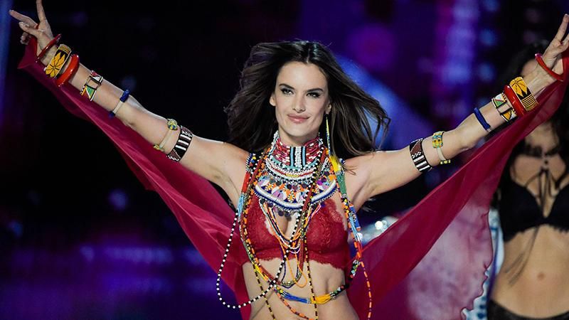 Модель Алессандра Амбросио похвасталась роскошной фигурой в купальнике: фото Модель Алессандра Амбросио похвасталась роскошной фигурой в купальнике: фото