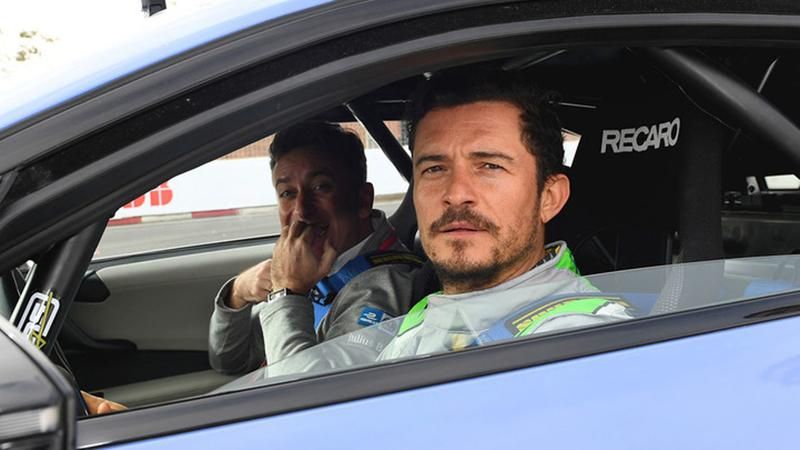 Орландо Блум разбил автомобиль для гонок: фото и видео Орландо Блум разбил автомобиль для гонок: фото и видео