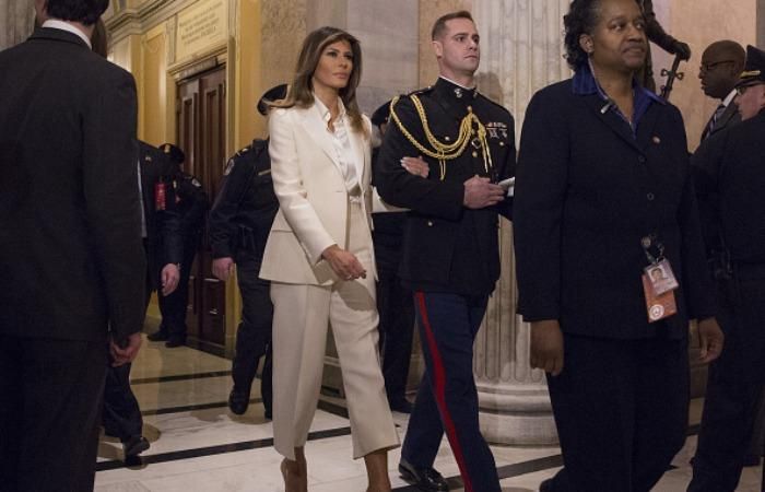 Леди в белом: Мелания Трамп в провокационном образе приехала в Конгресс отдельно от мужа
