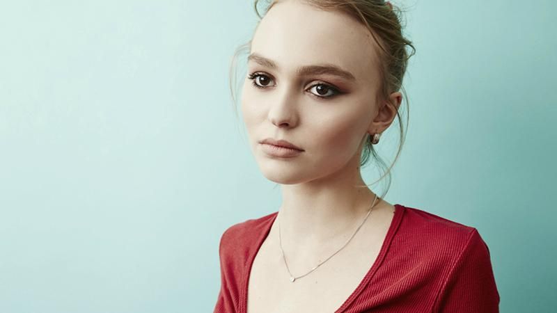 Лілі-Роуз Депп повторила ніжний образ матері в новій рекламі Chanel: фото Лілі-Роуз Депп повторила ніжний образ матері в новій рекламі Chanel: фото