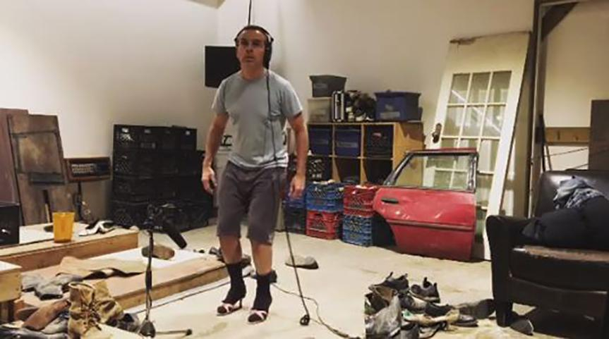 Хруст костей и шорох листьев: эксперт показал, как на самом деле создаются звуки к фильмам