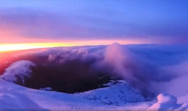 Відео заворожує: світанок на горі Піп Іван зняли в режимі time-lapse