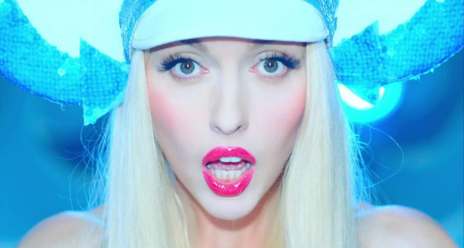 Полякова одягла латекс та зробила пікантне зізнання (фото) Полякова одягла латекс та зробила пікантне зізнання (фото)