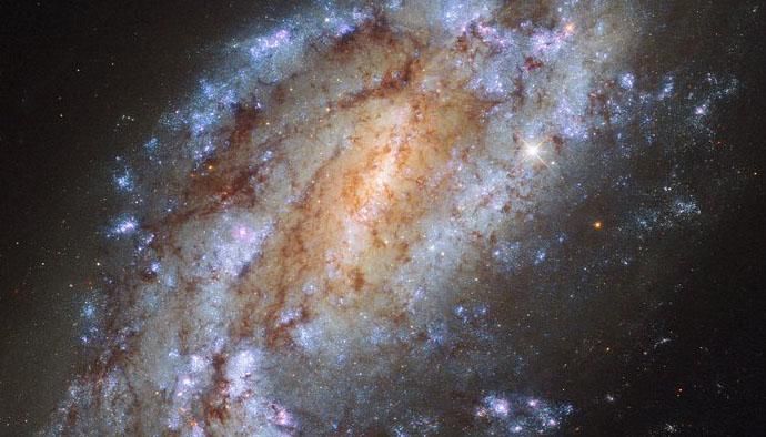 Вчені показали одну з найбільш самотніх галактик у Всесвіті: дивовижне фото