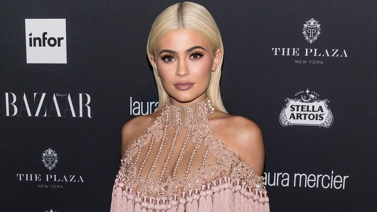 Українка влаштувала фотосесію вагітним сестрам Кардашян Українка влаштувала фотосесію вагітним сестрам Кардашян