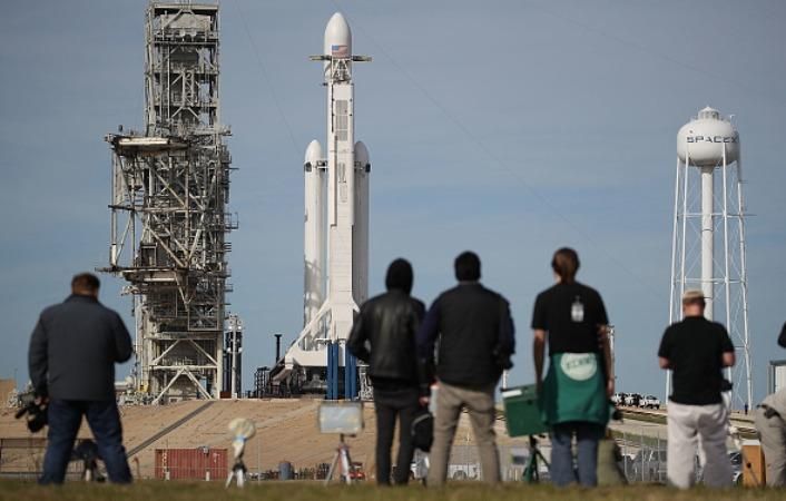 SpaceX запустила ракету-носитель Falcon Heavy с автомобилем Tesla на борту SpaceX запустила ракету-носитель Falcon Heavy с автомобилем Tesla на борту