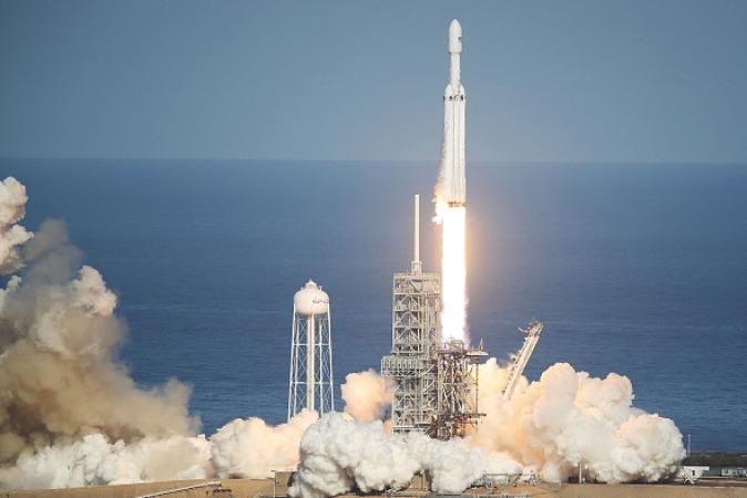 Запуск Falcon Heavy: прискорювачі ракети вже повернулись на Землю Запуск Falcon Heavy: прискорювачі ракети вже повернулись на Землю