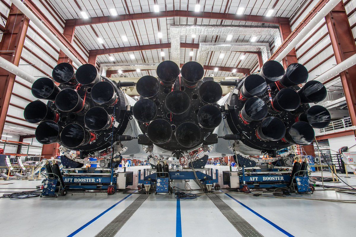 Частина ракети Falcon Heavy, яка повертається на Землю, не змогла успішно приземлитись 