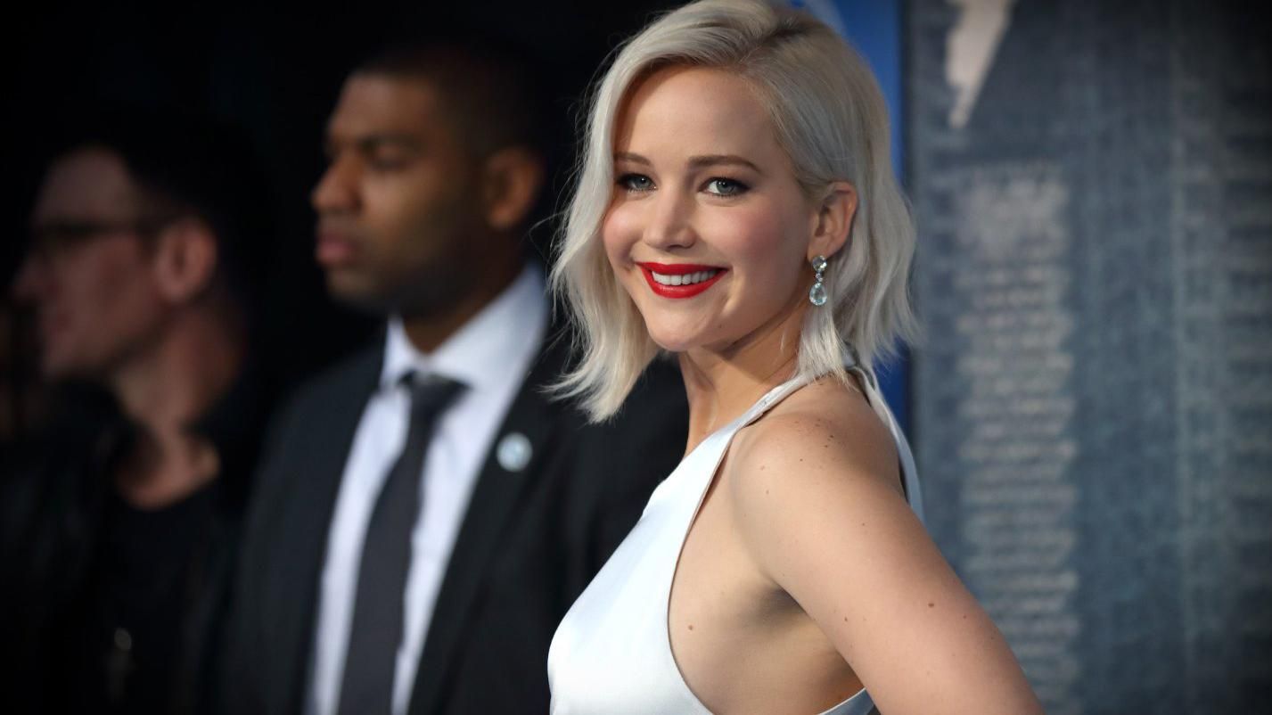 Дженнифер Лоуренс посмеялась с пассажиров на борту самолета: курьезное видео Дженнифер Лоуренс посмеялась с пассажиров на борту самолета: курьезное видео