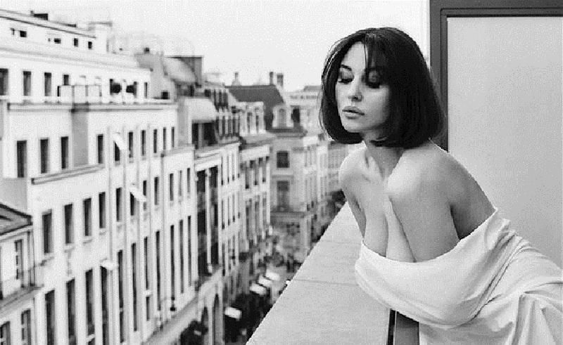 Спокуслива Белуччі заінтригувала фото в одному лиш простирадлі Спокуслива Белуччі заінтригувала фото в одному лиш простирадлі