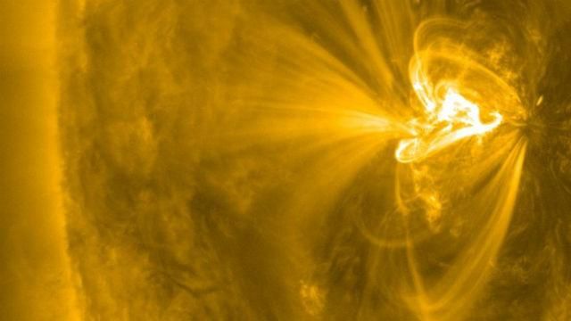 На Солнце произошла самая мощная за последние месяцы вспышка: повлияет ли это на Землю