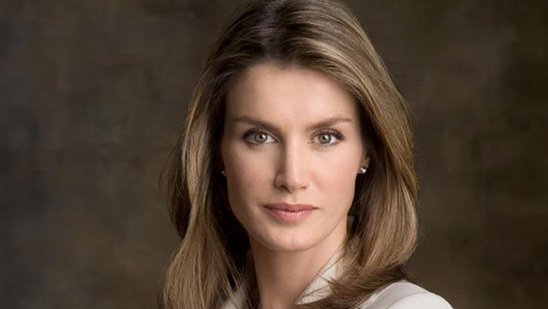 Королева Испании появилась на светском мероприятии в блузке за 40 долларов: фото