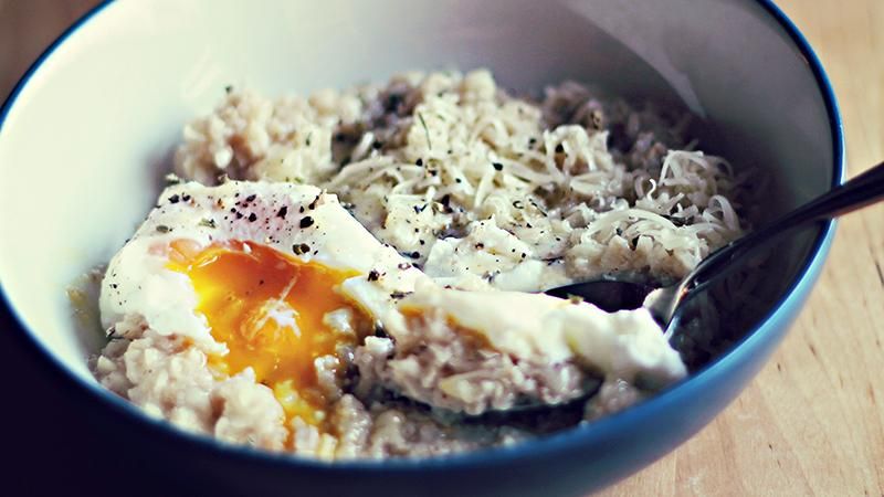 Что приготовить на завтрак: овсянка с яичницей