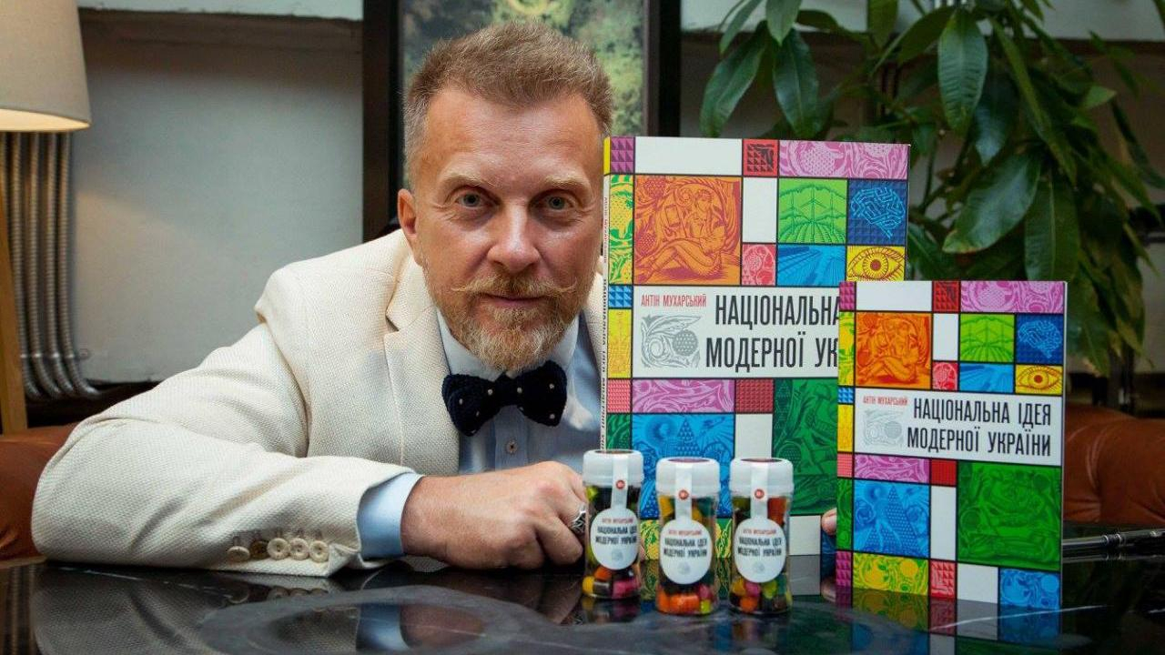 Популярный украинский артист Мухарский покинул Украину