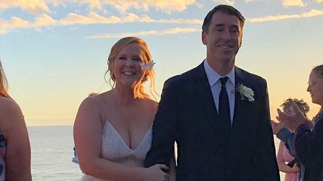 Эми Шумер вышла замуж за Криса Фишера: первые фото свадьбы Эми Шумер вышла замуж за Криса Фишера: первые фото свадьбы