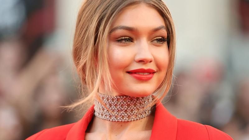 Джиджи Хадид стала лицом новой коллекции Versace: яркие фото Джиджи Хадид стала лицом новой коллекции Versace: яркие фото