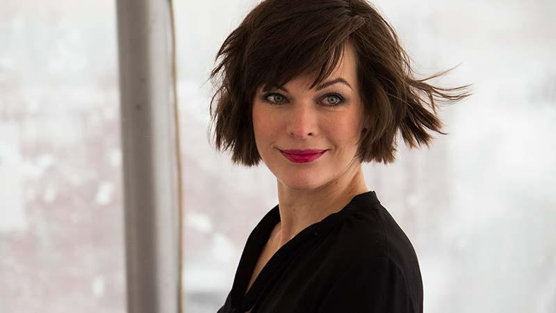 Мила Йовович показала, как выглядит без макияжа: фото