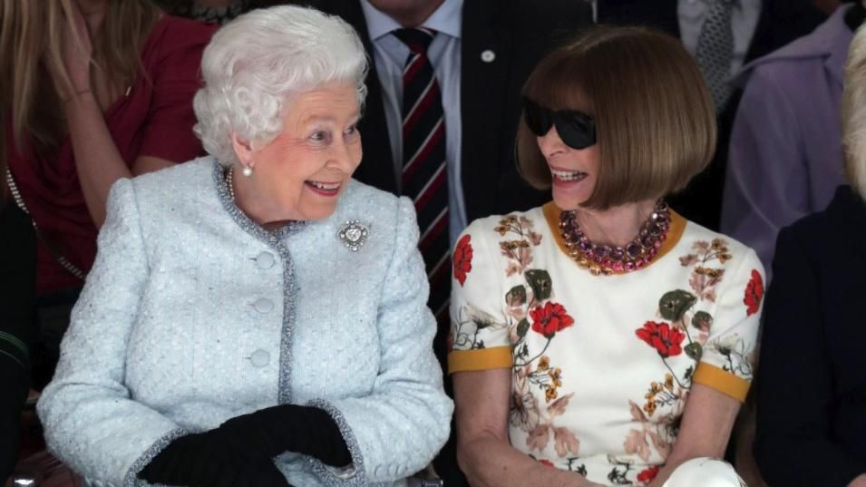 Елизавета II посетила показ на Неделе моды в Лондоне: очаровательные фото