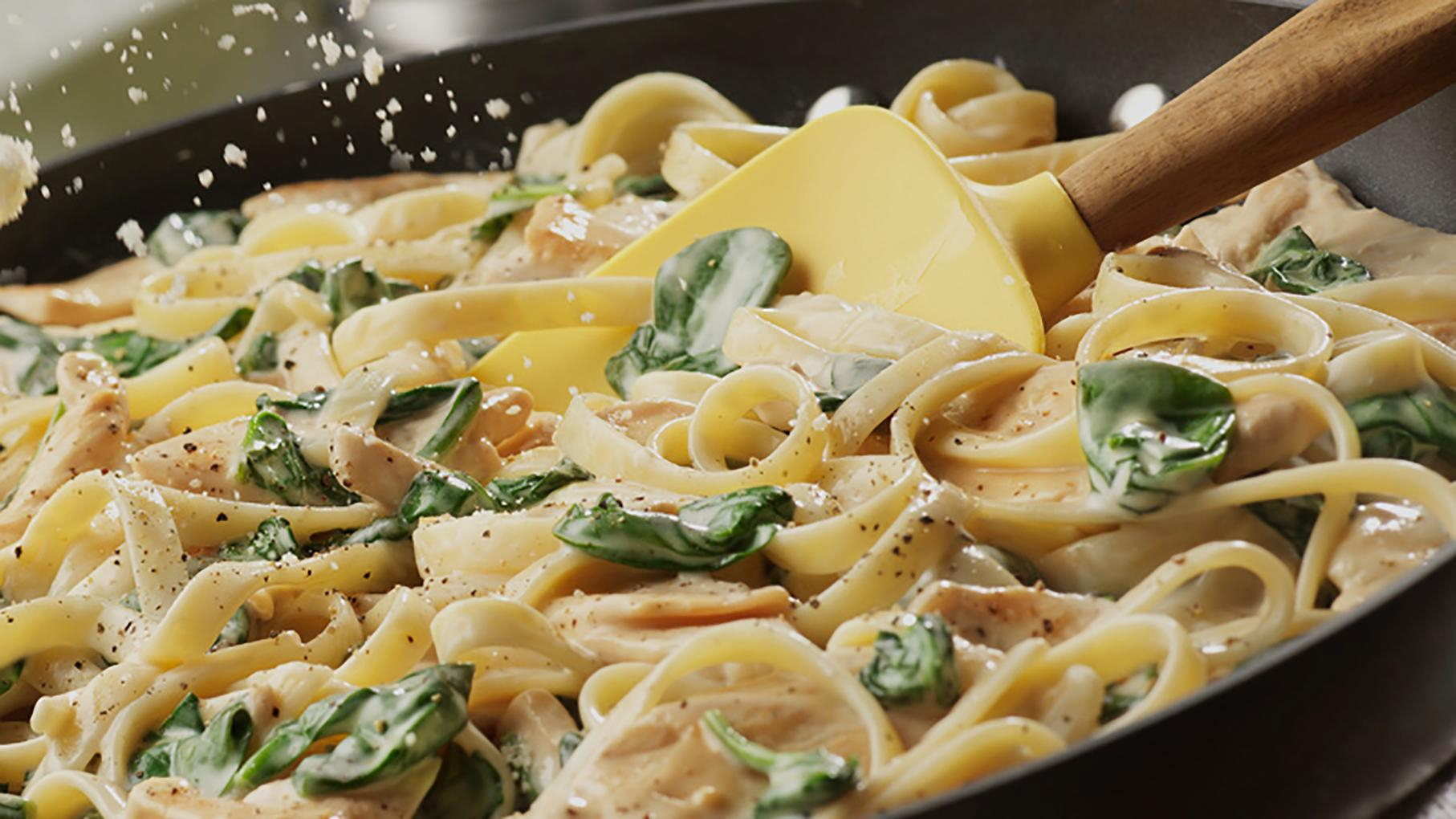 Паста с соусом, грибами и беконом: пошаговый рецепт