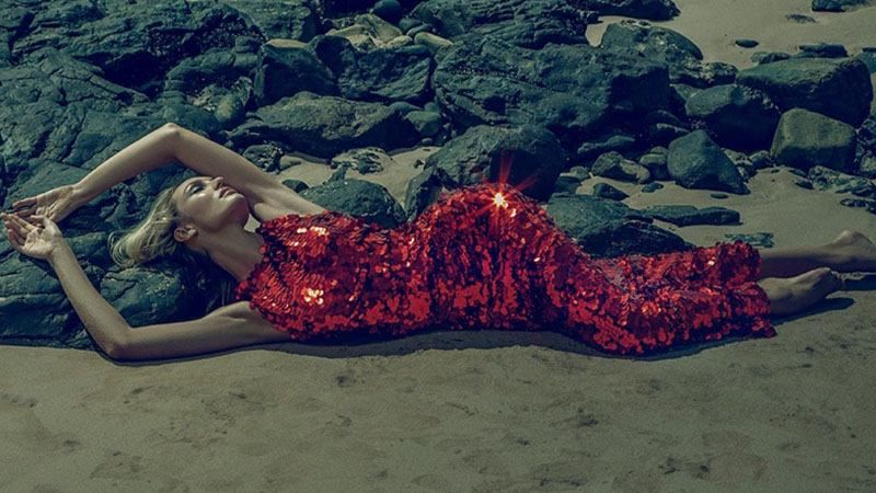"Ангел" Victoria's Secret знялася у пляжній фотосесії для глянцю: спокусливі фото 