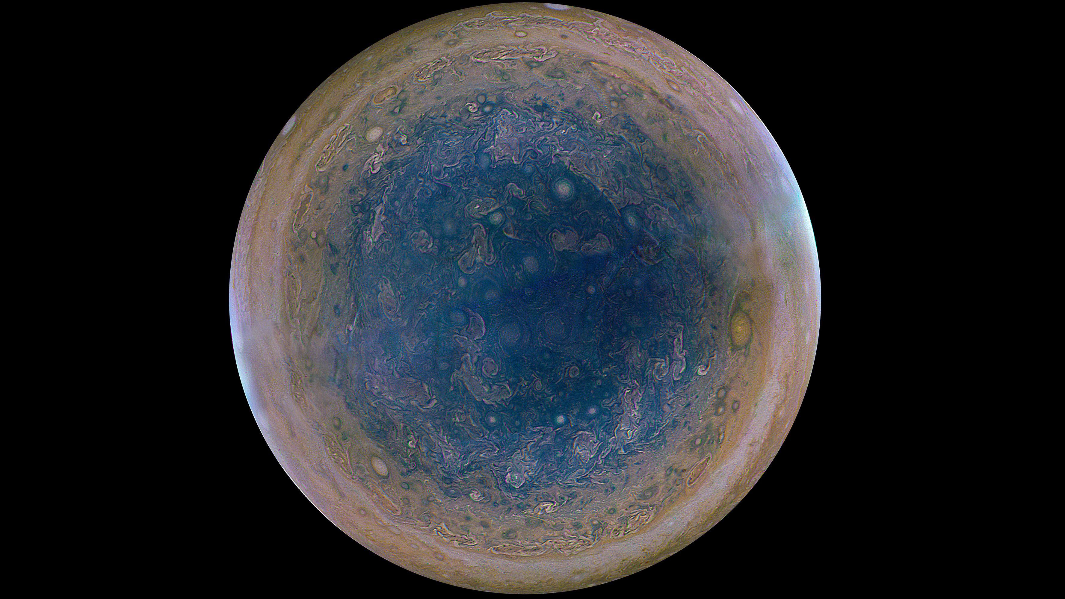 В NASA показали фото южного полюса Юпитера