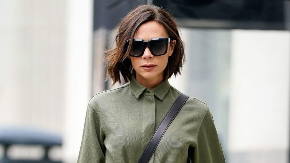 Вікторія Бекхем показала новий стильний образ на милицях: фото Вікторія Бекхем показала новий стильний образ на милицях: фото