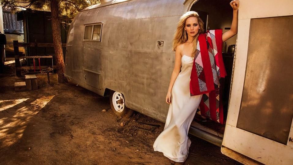 Дженніфер Лоуренс знялась у стильному фотосеті на фермі: яскраві фото Дженніфер Лоуренс знялась у стильному фотосеті на фермі: яскраві фото