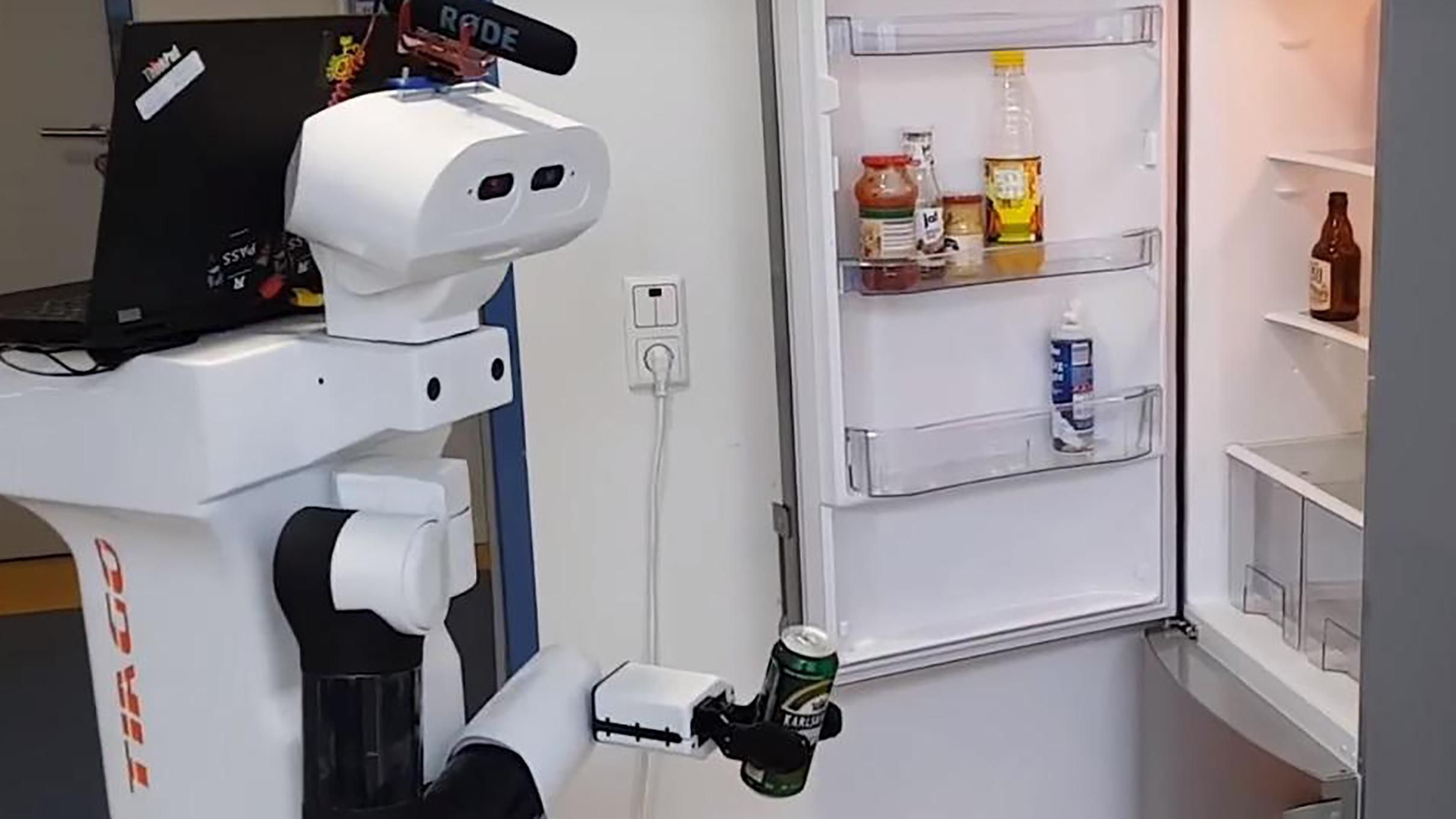 В Германии представили робота, который приносит пиво из холодильника: видео