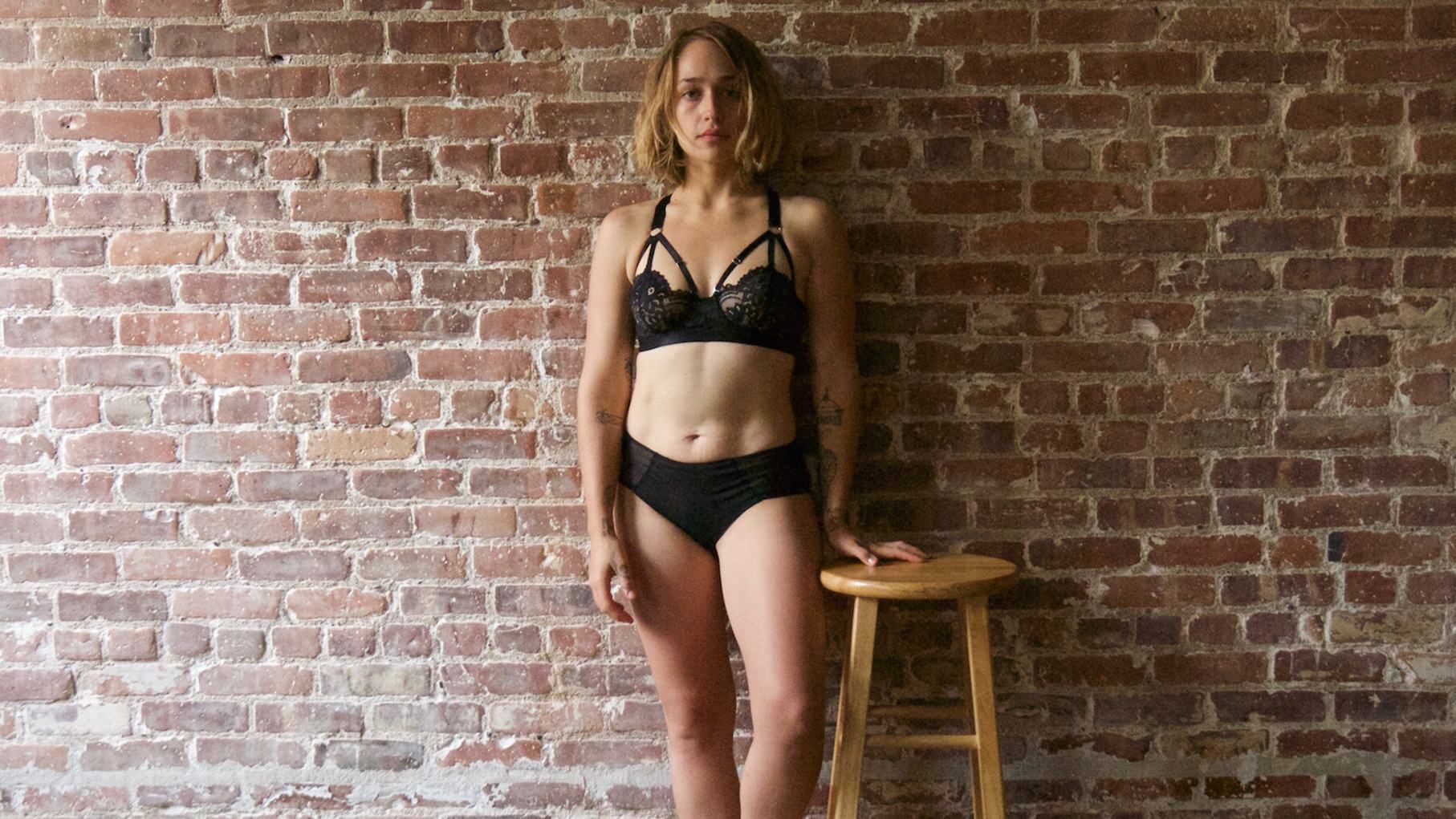 Режиссер сериала "Девушки" выложила откровенные фото: 18+ Режиссер сериала "Девушки" выложила откровенные фото: 18+