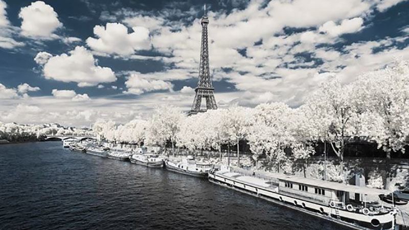 Фотограф показал Париж через инфракрасный диапазон: сказочные фото