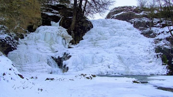 Самый большой равнинный водопад Украины замерз: удивительные фото