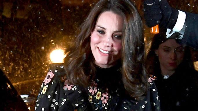 В туфельках та платті: Кейт Міддлтон пройшлась засніженою вулицею Лондона в легкому вбранні В туфельках та платті: Кейт Міддлтон пройшлась засніженою вулицею Лондона в легкому вбранні