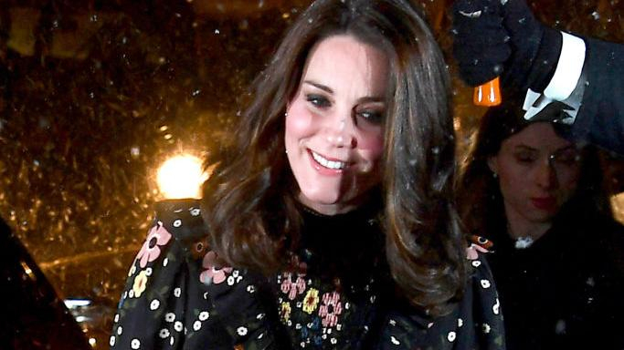 В туфельках и платье: Кейт Миддлтон прошлась по заснеженной улице Лондона в легком наряде