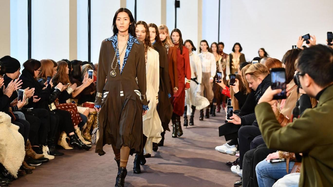 Chloe в Париже: фото лучших образов с подиума Недели моды Chloe в Париже: фото лучших образов с подиума Недели моды