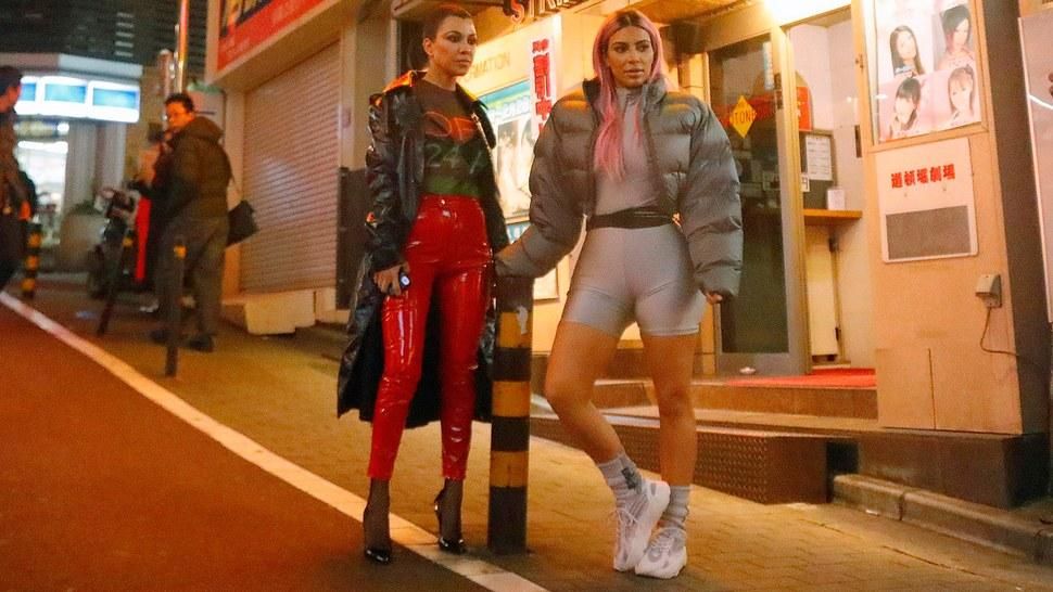 Наче з майбутнього: сестри Кардашян вразили Токіо незвичними вбраннями