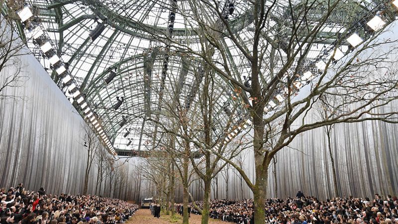 Дизайнер Chanel обрав для модного показу незвичне місце: дивовижні фото