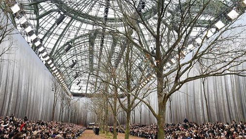 Дизайнер Chanel выбрал для модного показа необычное место: удивительные фото