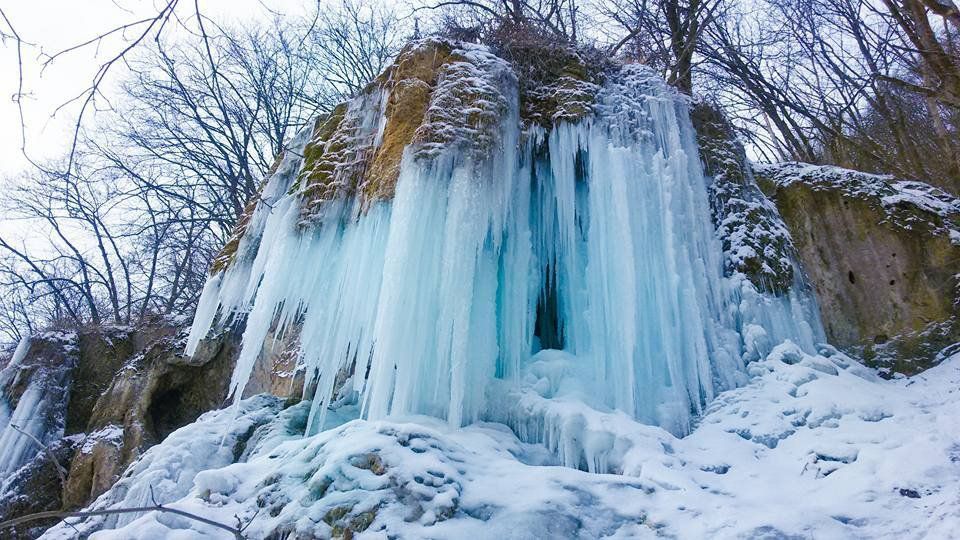 На Франківщині замерз унікальний водоспад: неймовірні фото