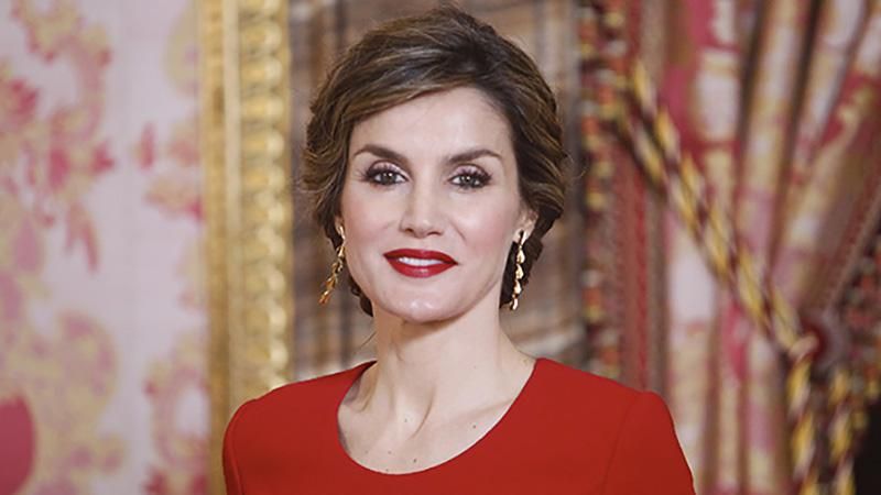 Королева Іспанії вразила яскравим вбранням: чарівні фото