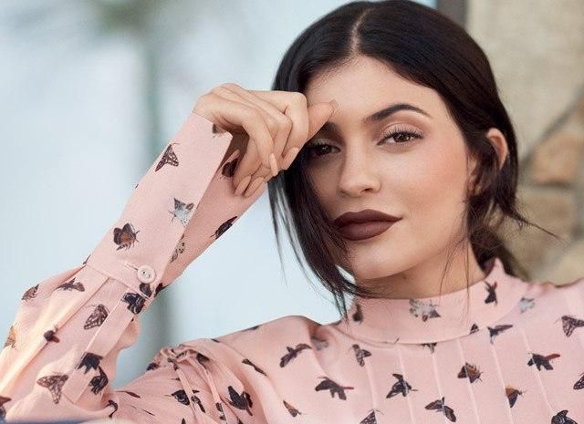 Кайли Дженнер засветила стройную фигуру в коротком топе: фото Кайли Дженнер засветила стройную фигуру в коротком топе: фото