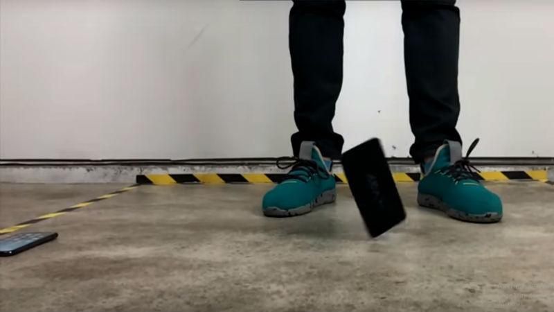 Хлопець підкинув Samsung Galaxy та Phone X: який ґаджет виявився міцнішим Хлопець підкинув Samsung Galaxy та Phone X: який ґаджет виявився міцнішим