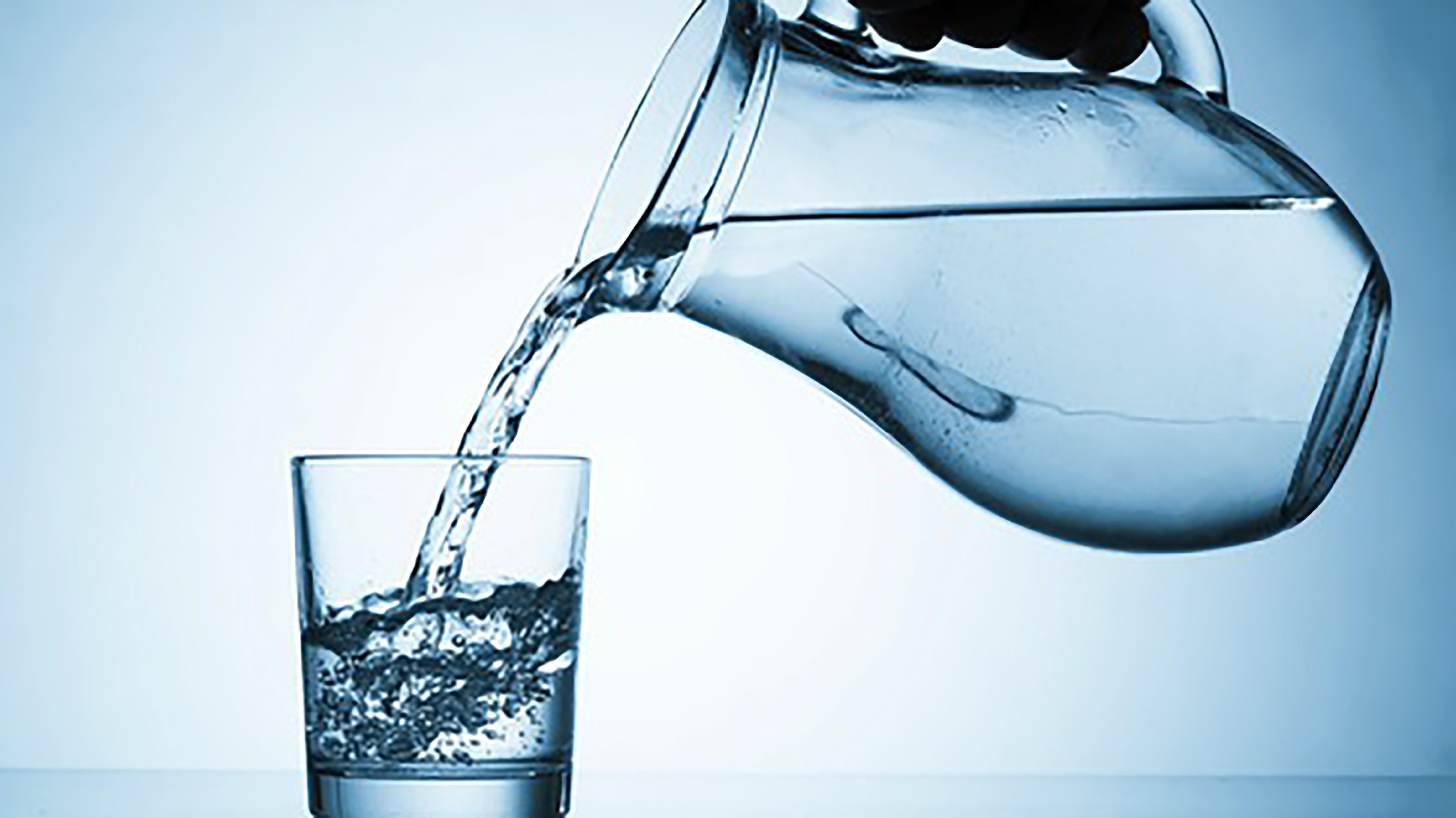 Полезная или вредная: сколько на самом деле нужно пить воды